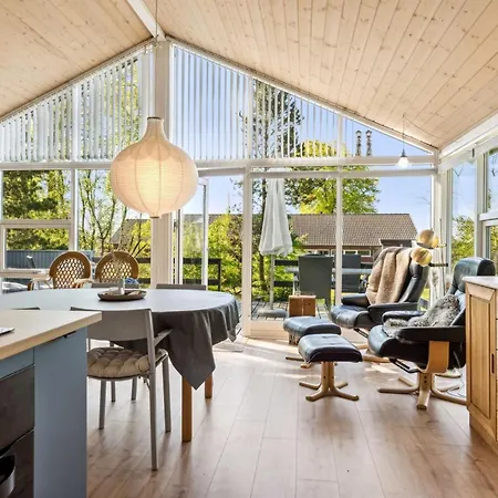 Anne - 150m From The Sea By Interhome